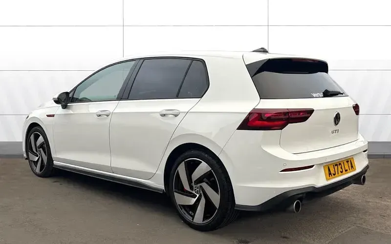 Begagnad VW Golf VIII GTI 245 HK (180 kW) 2024 Vit Halvkombi