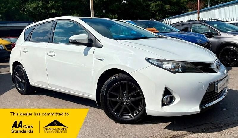 White Used 2014 Toyota Auris Hybrid Plus Hatchback | £8,995 (Fair price) - Image 1/3