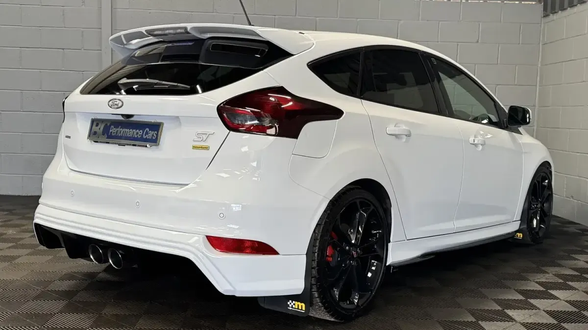 Used Ford Focus ST 250 HP (183 kW) 2017 White Hatchback