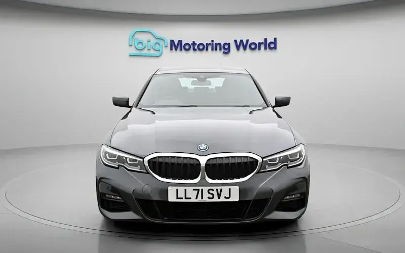 Usado BMW 330e M Sport 292 HP (214 kW) 2021 Cinzento Sedan