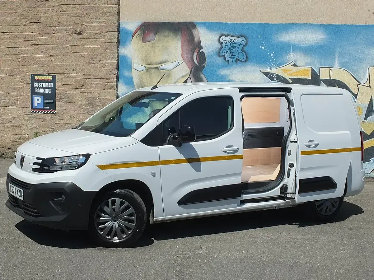 Used Peugeot Partner S 100 HP (73 kW) 2024 White MPV