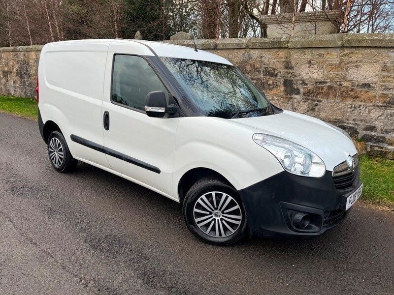 White Used 2018 Vauxhall Combo MPV | £3,695 (Good price) - Image 1/3