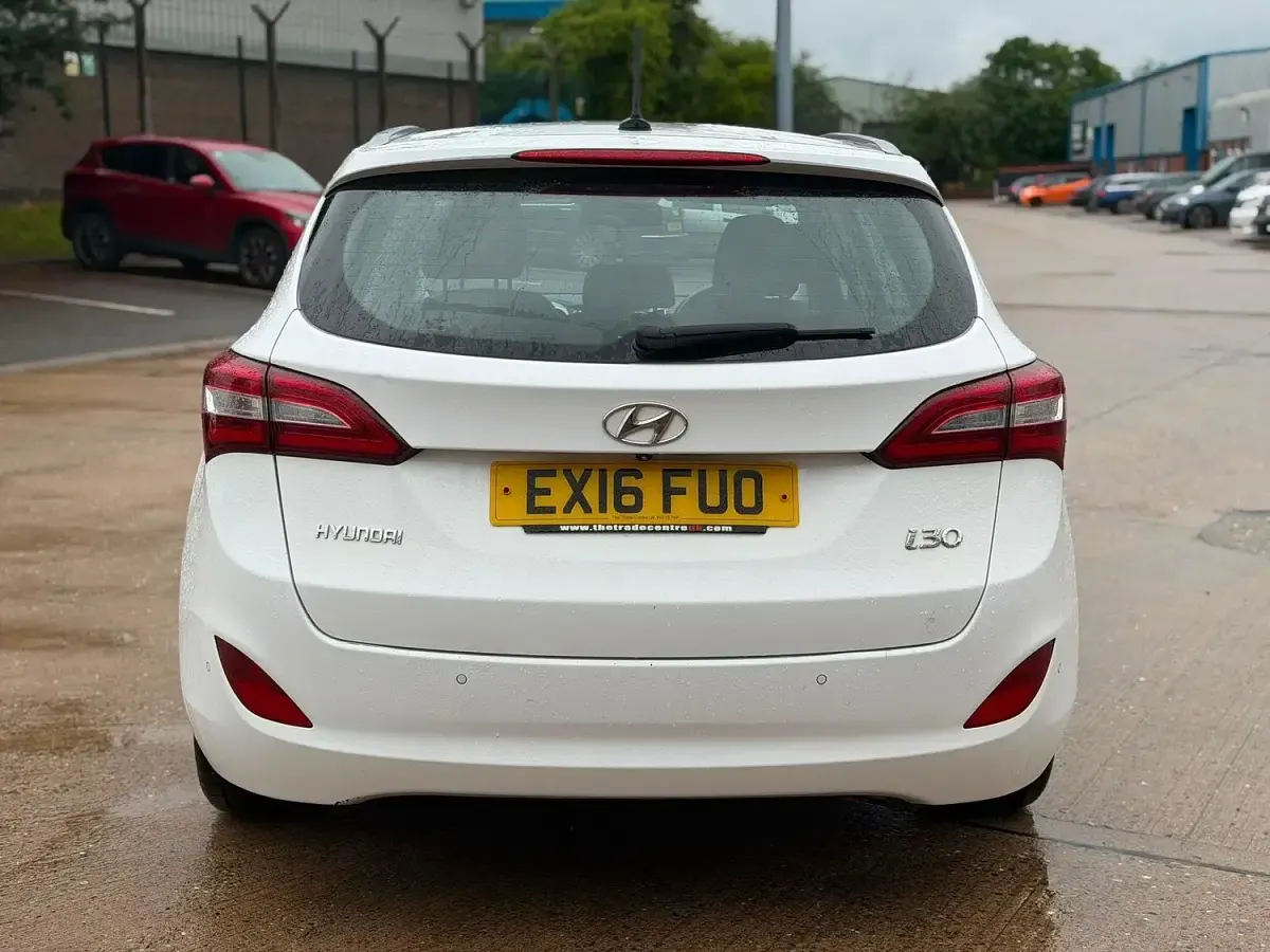 Used Hyundai i30 Premium 2016 White Estate