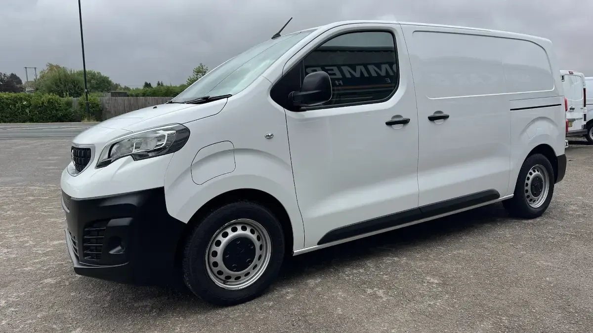 Used Peugeot e-Expert 100 kW (136 HP) 2021 White Van
