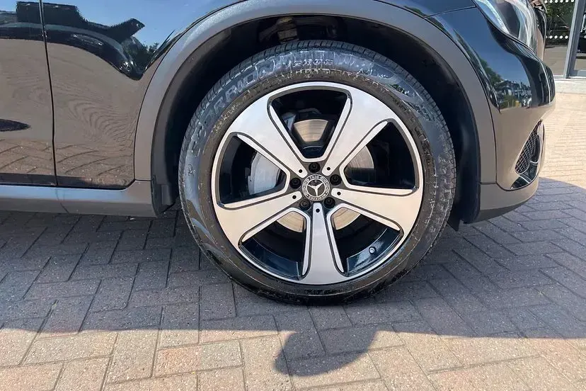 Used Mercedes GLC220 Urban 170 HP (125 kW) 2019 Obsidian black SUV