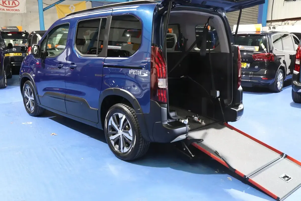 Used Peugeot Rifter Allure 131 HP (96 kW) 2024 Blue MPV