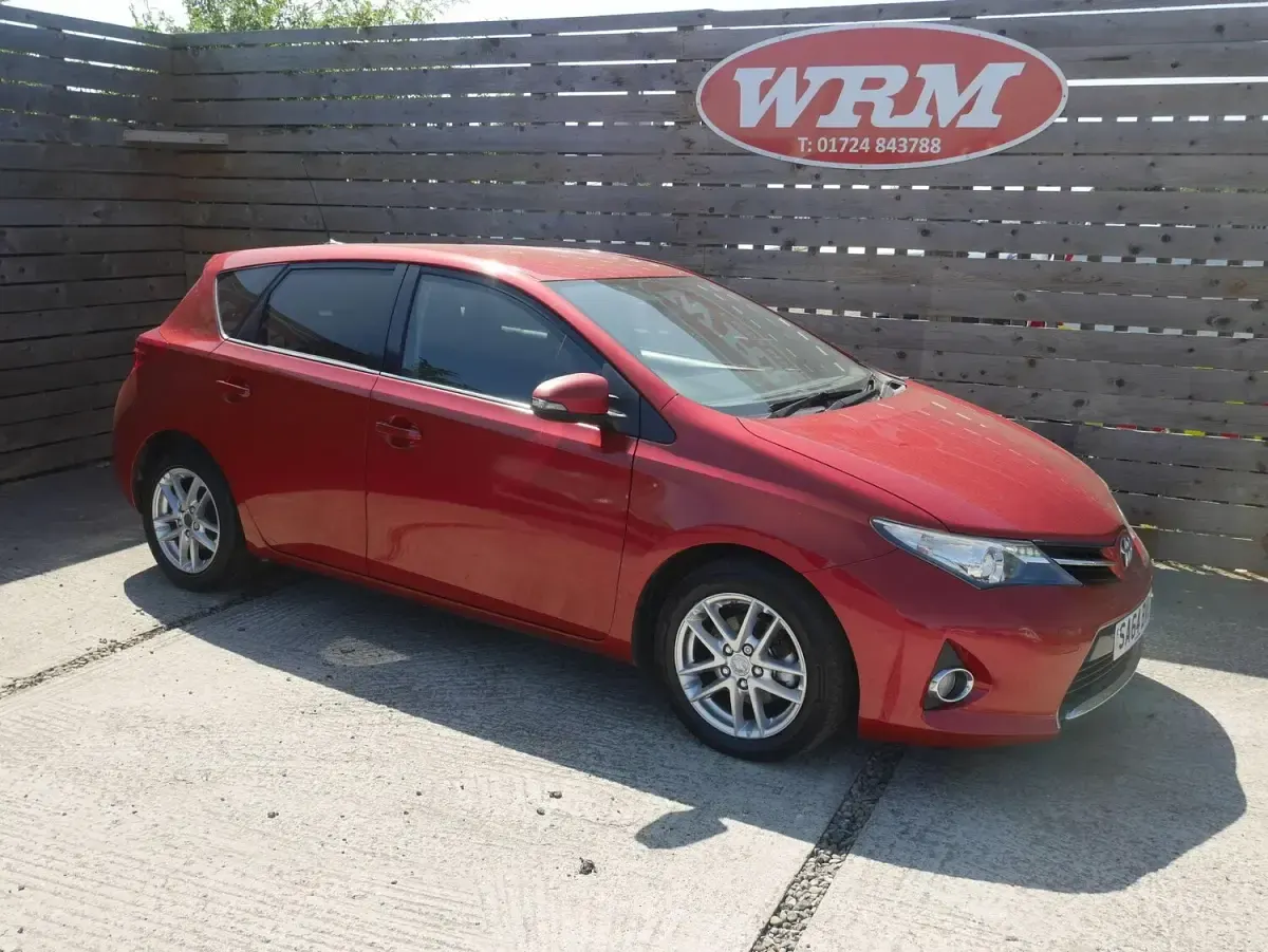 Used Toyota Auris Plus 101 HP (74 kW) 2014 Red Hatchback