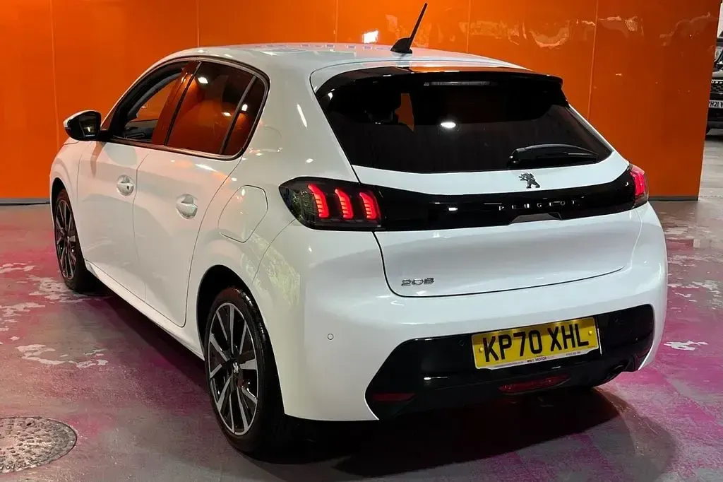 Used Peugeot 208 Allure Premium 100 HP (73 kW) 2020 White Hatchback