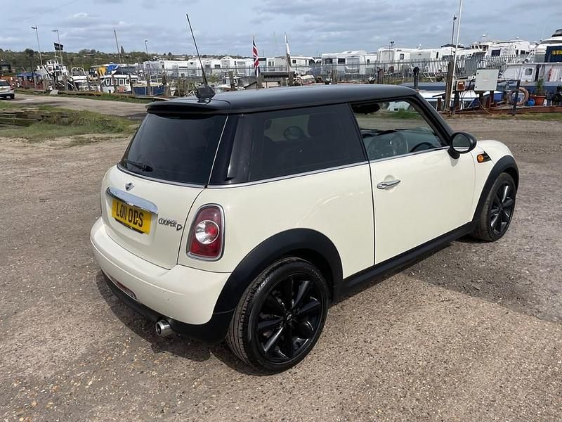 Usado Mini Cooper D Hatch 112 CV (82 kW) 2011 Blanco Utilitario