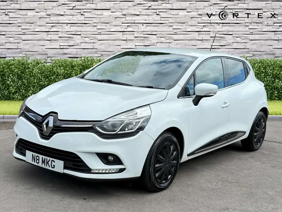 Used Renault Clio Iconic 90 HP (66 kW) 2019 White Hatchback