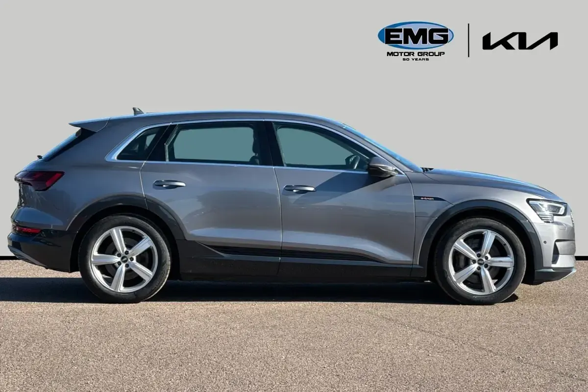Begagnad Audi e-tron Business 300 kW (408 HK) 2022 Grå SUV