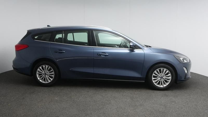 Begagnad Ford Focus Titanium 120 HK (88 kW) 2020 Blå Kombi