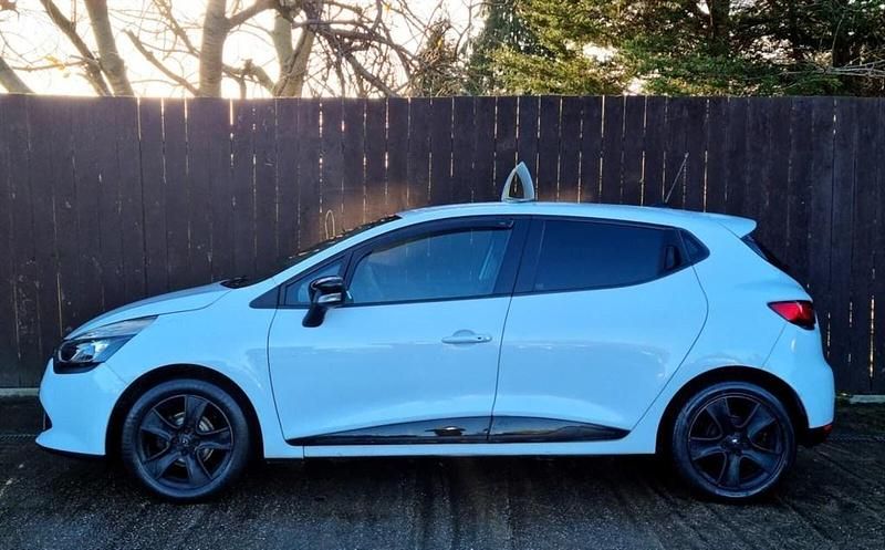 Used Renault Clio IV Dynamique 75 HP (55 kW) 2014 White Hatchback
