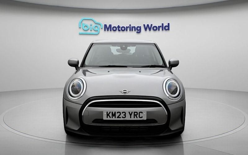 Usado Mini Cooper Classic 136 CV (100 kW) 2022 Plateado Utilitario