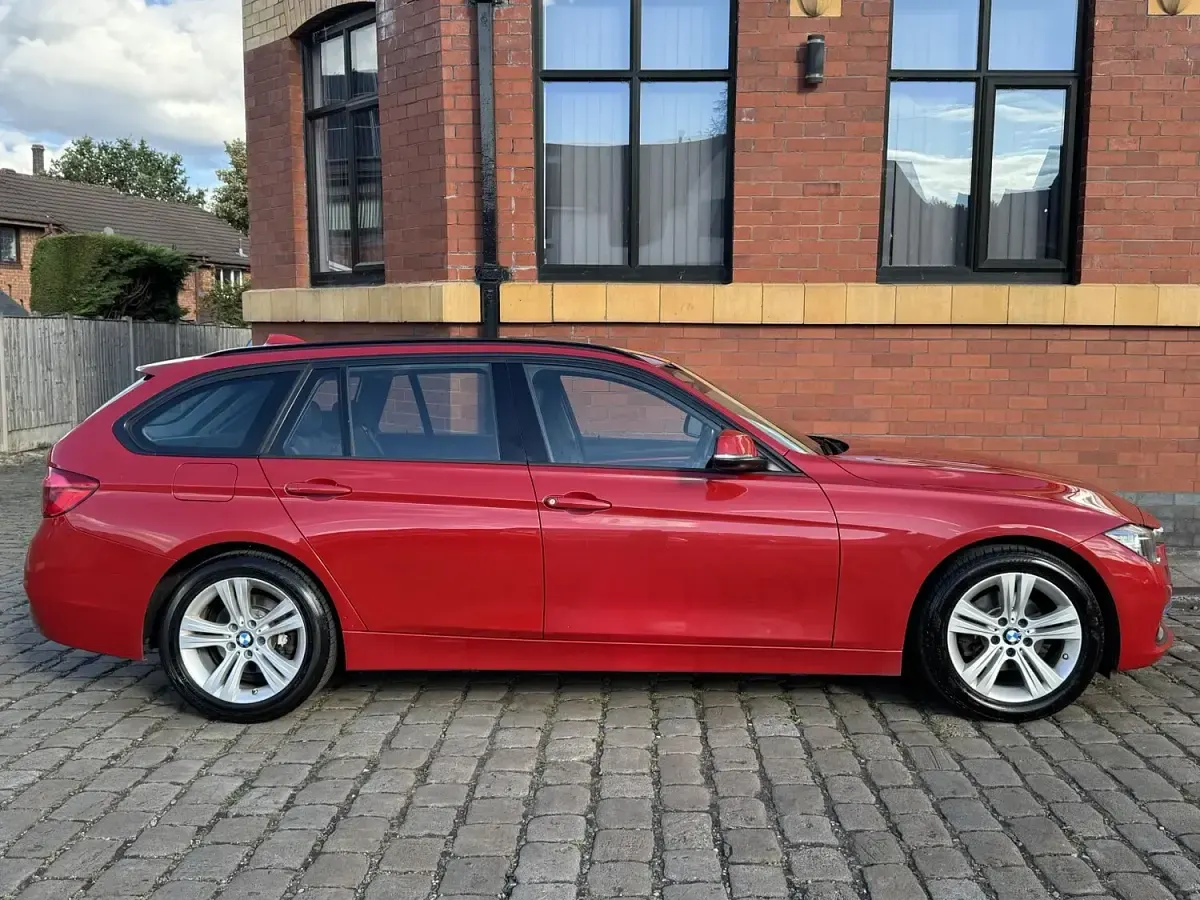 Used BMW 320 Sport Line 181 HP (133 kW) 2016 Red Estate