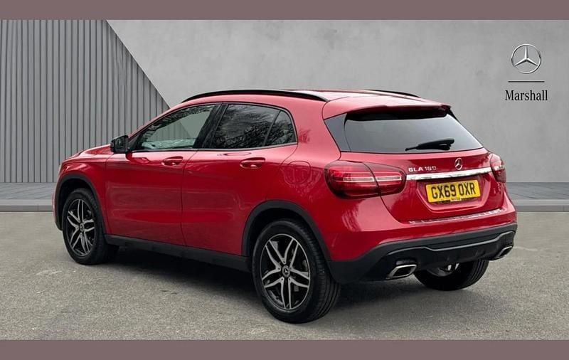 Used Mercedes GLA180 Urban 120 HP (88 kW) 2019 Red SUV