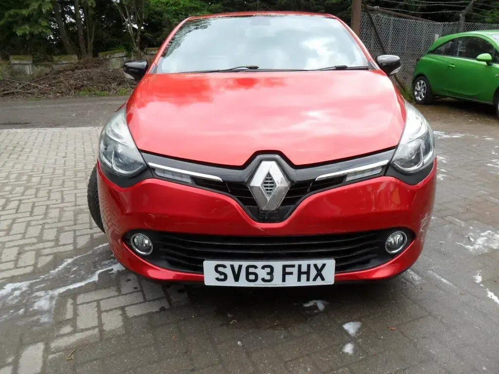 Usado Renault Clio IV Dynamique 90 CV (66 kW) 2013 Rojo Utilitario