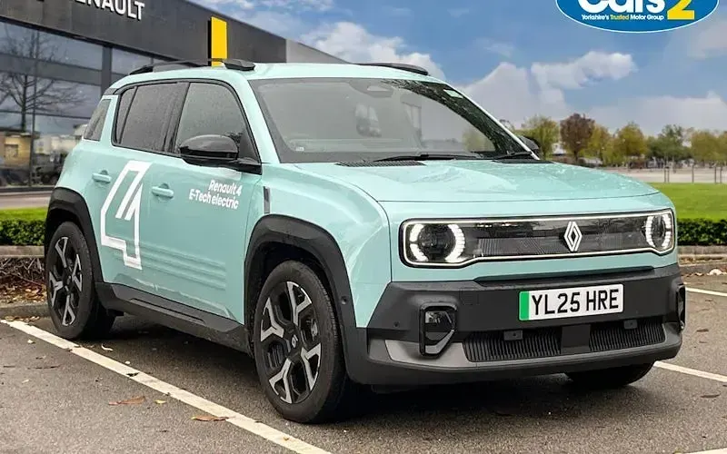 Used Renault 4 E-Tech Komfort 110 kW (150 HP) 2025 SUV