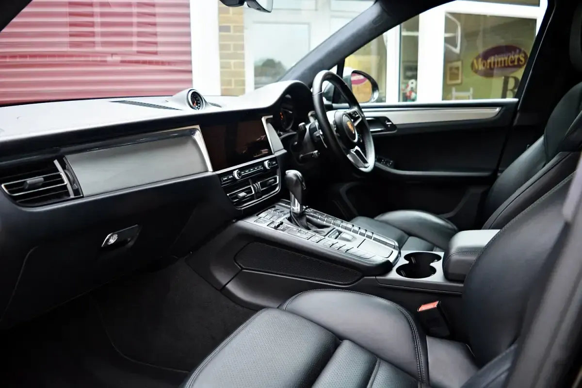 Used Porsche Macan Turbo 440 HP (323 kW) 2019 Grey SUV