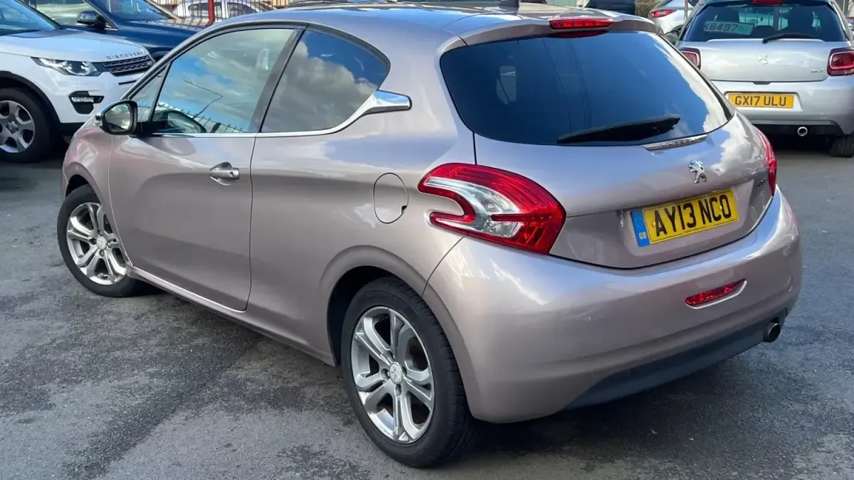 Second-hand Peugeot 208 Allure 2013 Roz Hatchback