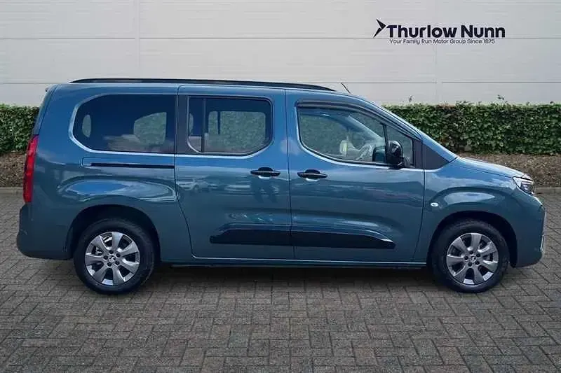 Używany Vauxhall Combo Ultimate 100 kW (136 KM) 2025 Niebieski Minivan