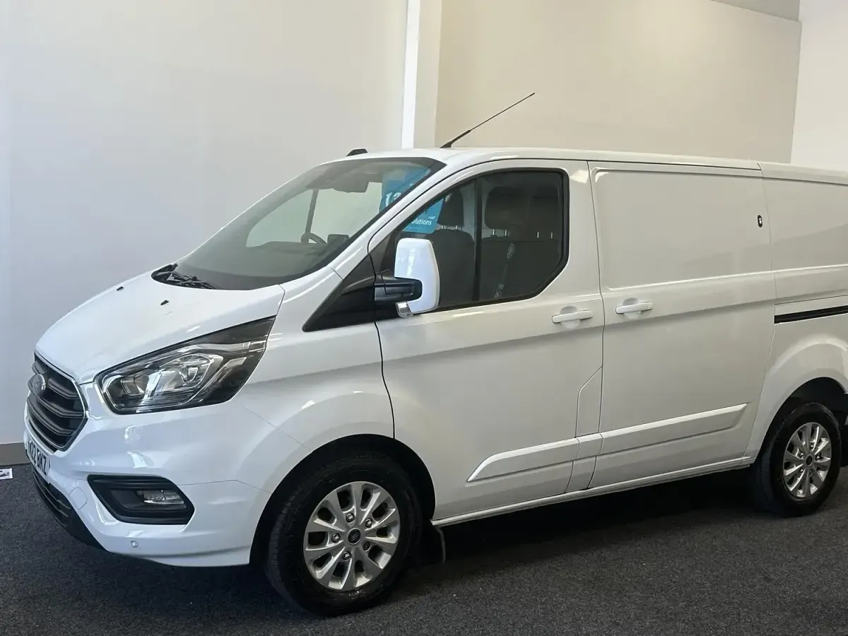 Used Ford Transit Custom Limited 130 HP (95 kW) 2022 White Van