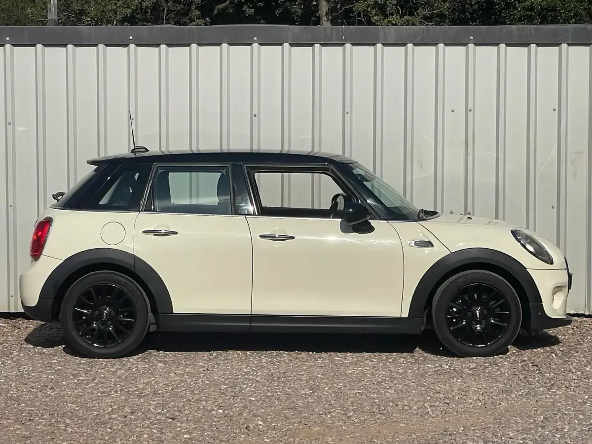 Used Mini Cooper Hatch 134 HP (98 kW) 2016 White Hatchback