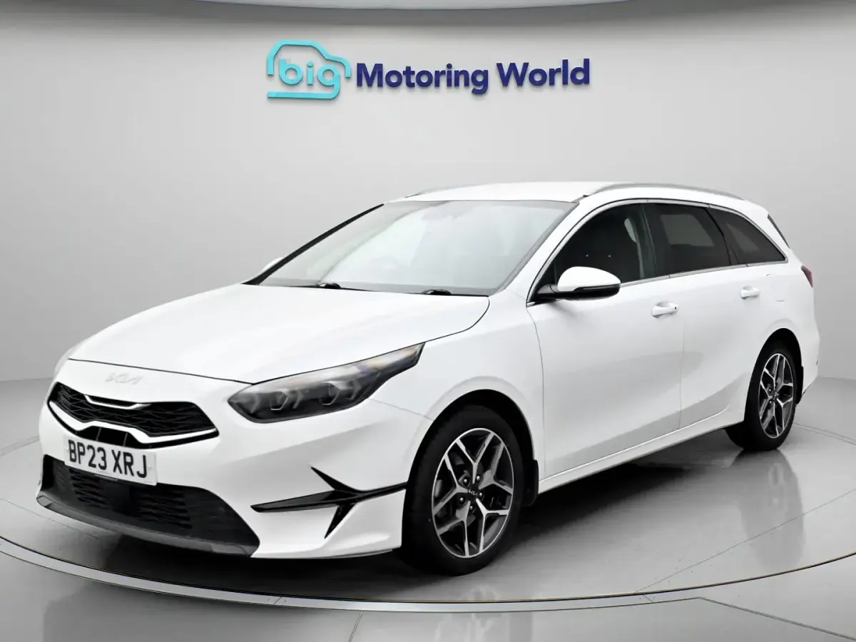 Used Kia Ceed 2023 White Hatchback