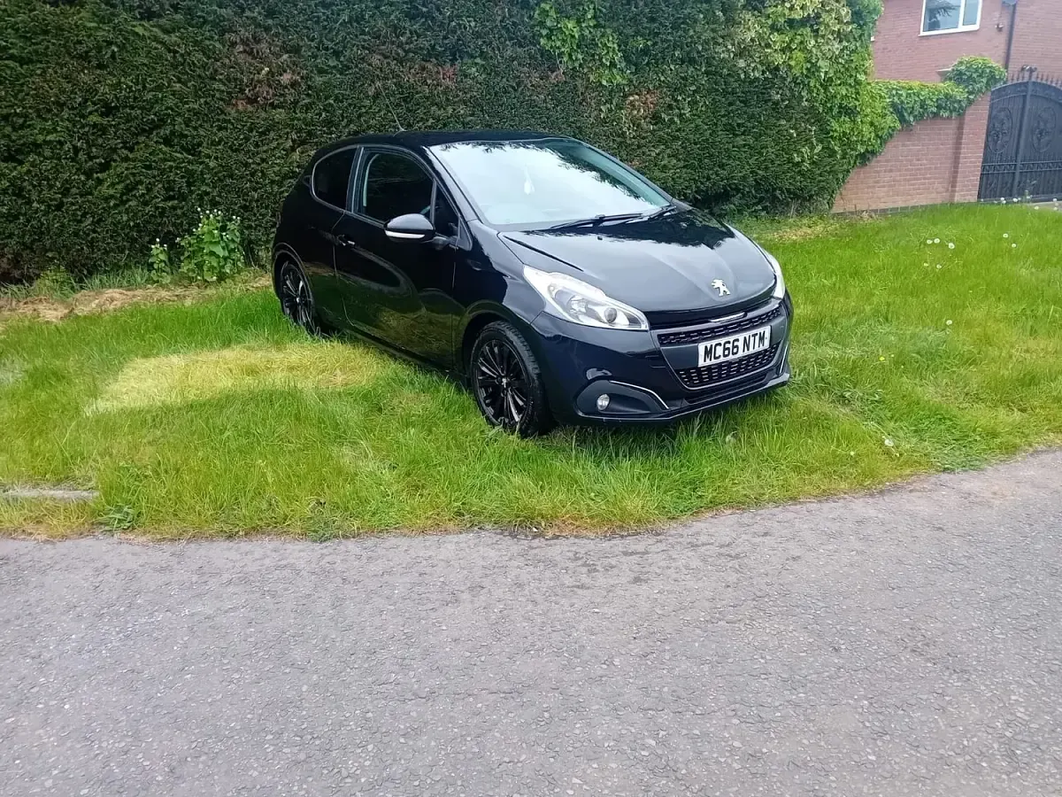 Used Peugeot 208 2017 Black Hatchback