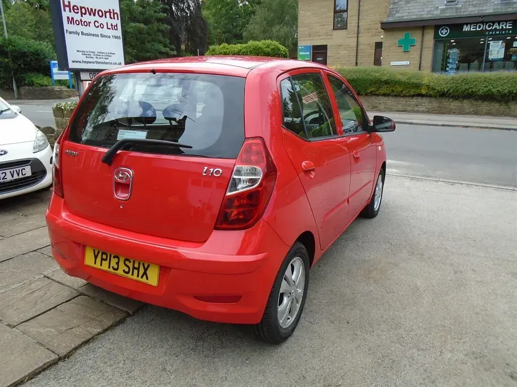 Used Hyundai i10 Active 85 HP (62 kW) 2013 Red Hatchback