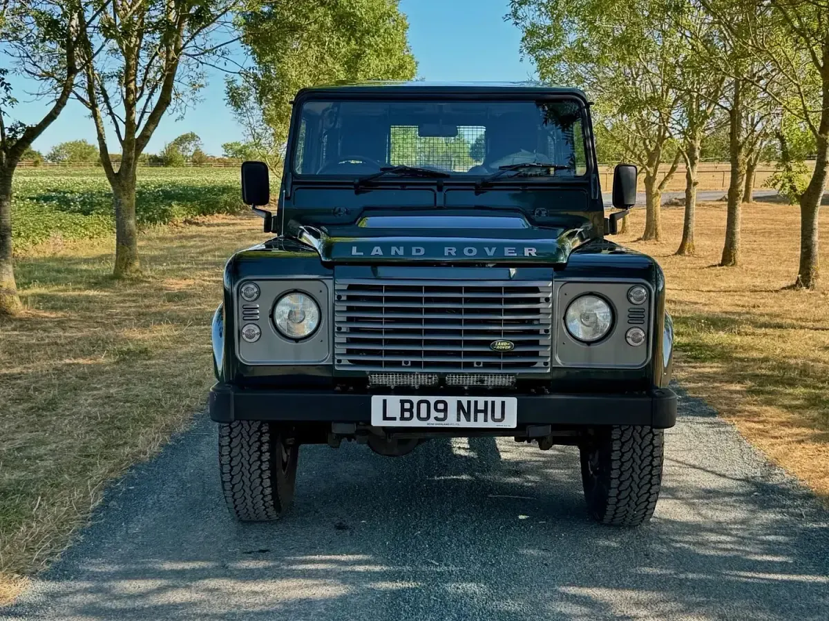 Used Land Rover Defender 122 HP (89 kW) 2009 Green Estate