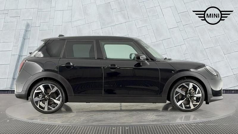 Usado Mini Cooper Hatch 113 kW (154 HP) 2025 Preto Citadino