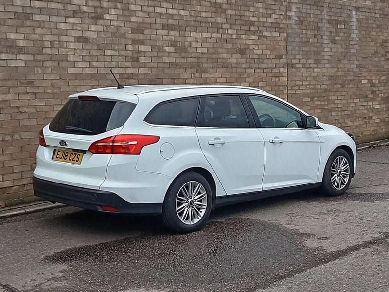 Used Ford Focus Zetec 120 HP (88 kW) 2018 White Estate