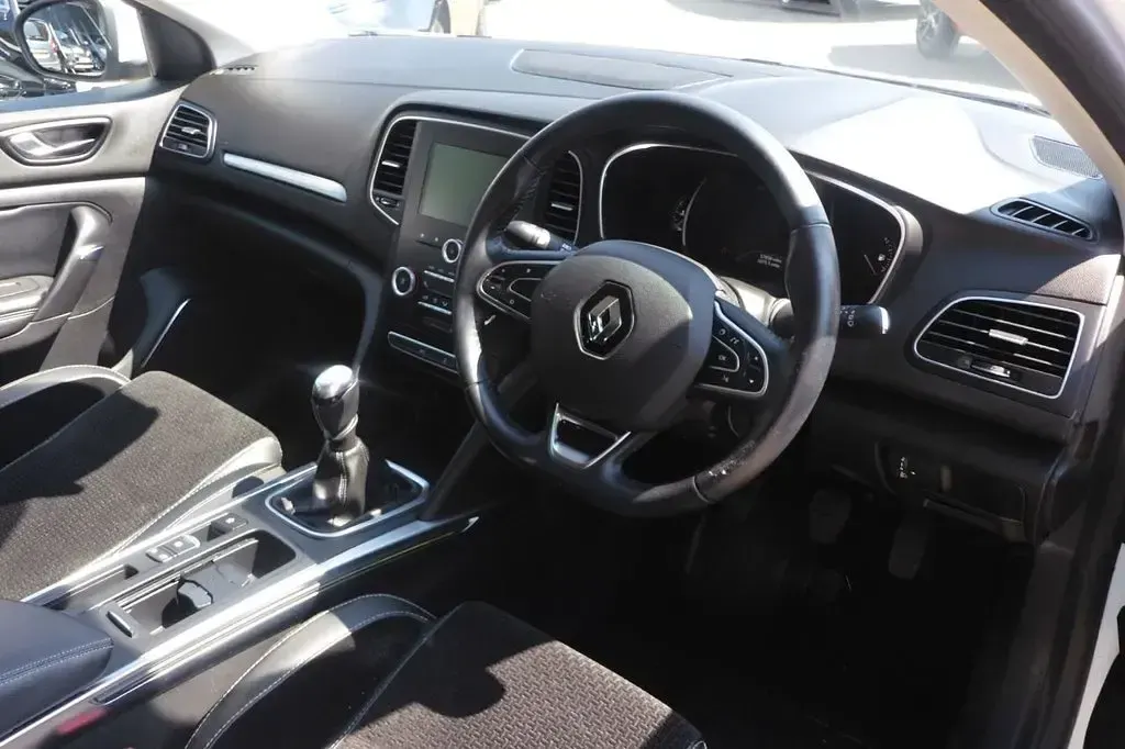 Used Renault Mégane Dynamique 130 HP (95 kW) 2017 White Hatchback