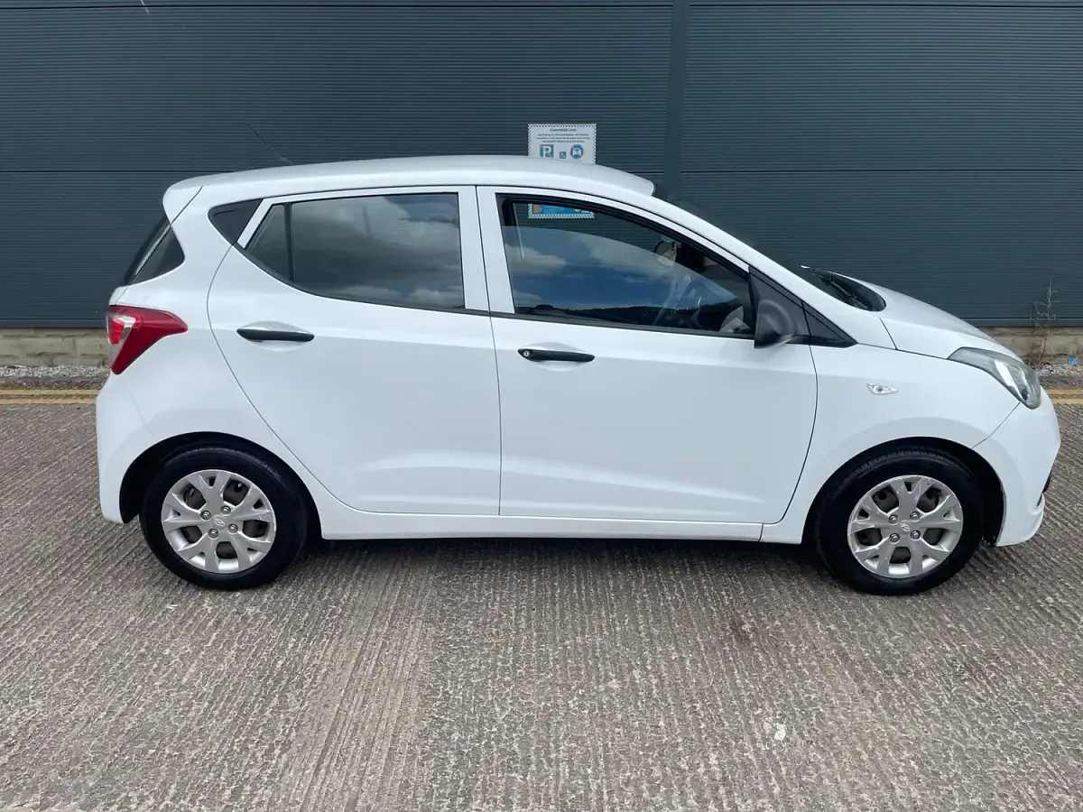 Used Hyundai i10 67 HP (49 kW) 2014 White Hatchback