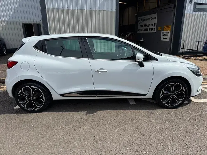 Used Renault Clio Iconic 90 HP (66 kW) 2018 White Hatchback