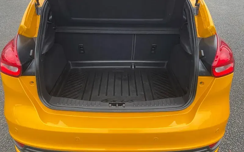 Used Ford Focus ST 185 HP (136 kW) 2017 Yellow Hatchback