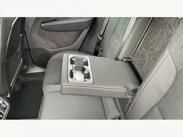 New Volvo XC40 Plus 161 HP (118 kW) 2027 SUV