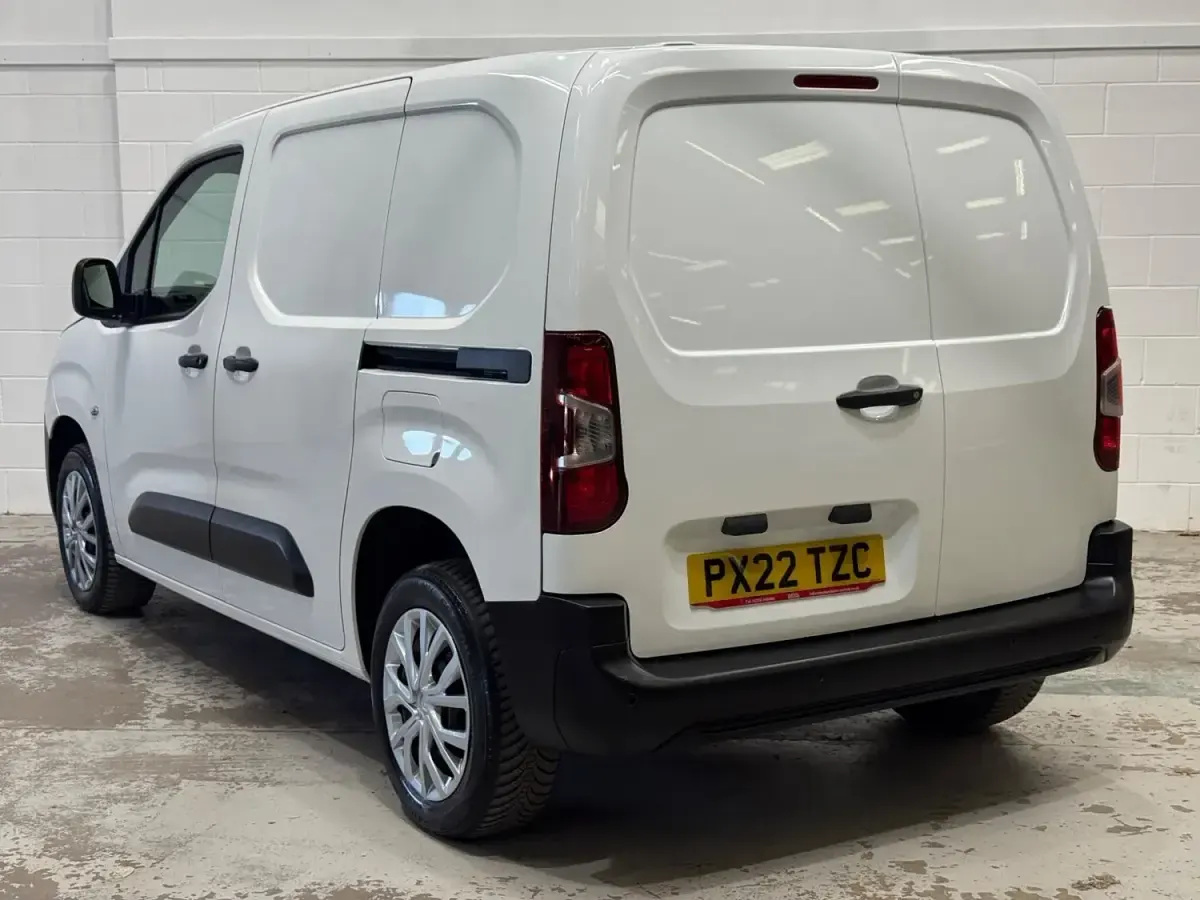 Używany Citroën Berlingo 100 KM (73 kW) 2022 Biały Minivan
