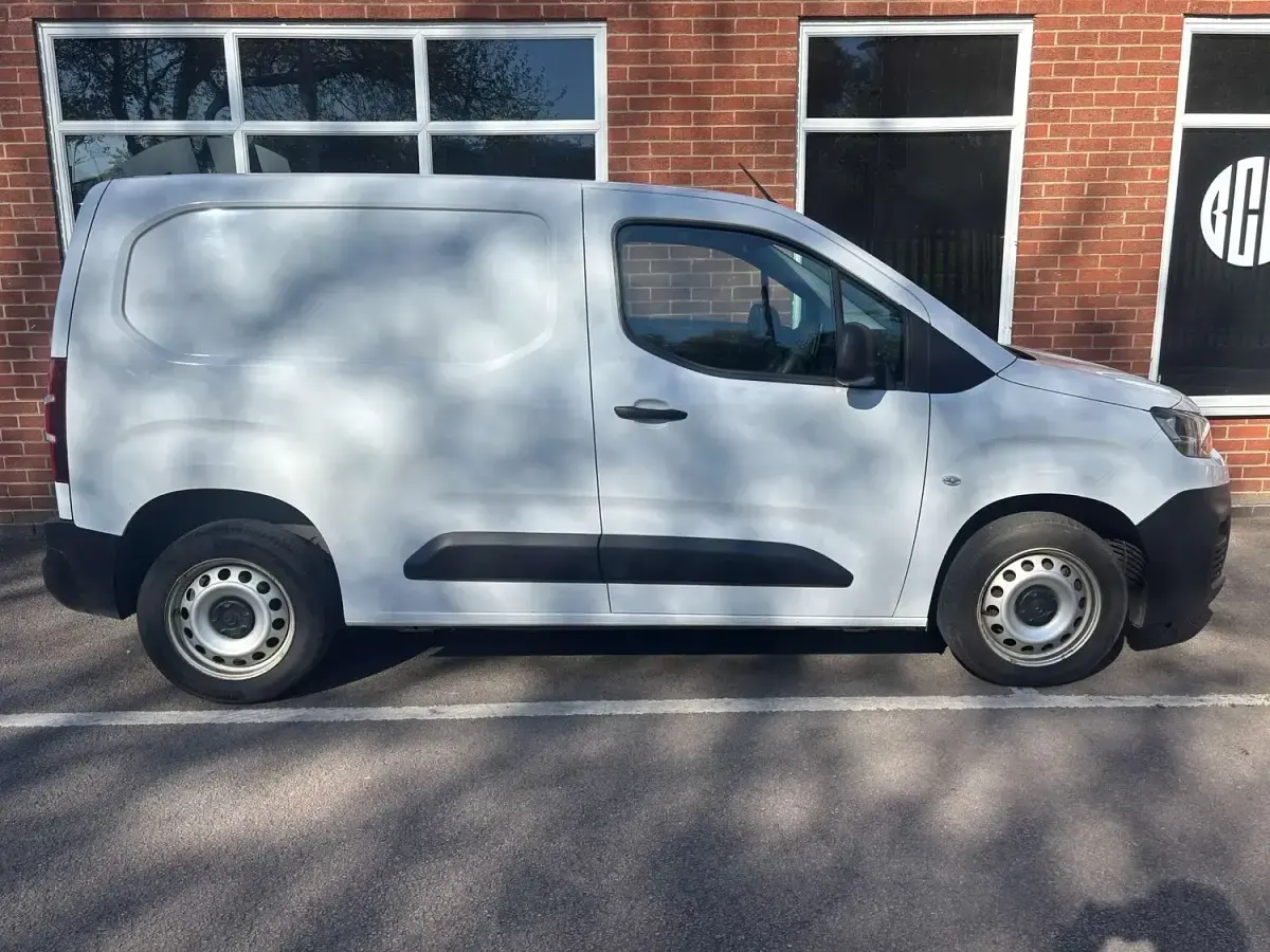 Second-hand Citroën Berlingo 100 CP (73 kW) 2022 Alb Monovolum
