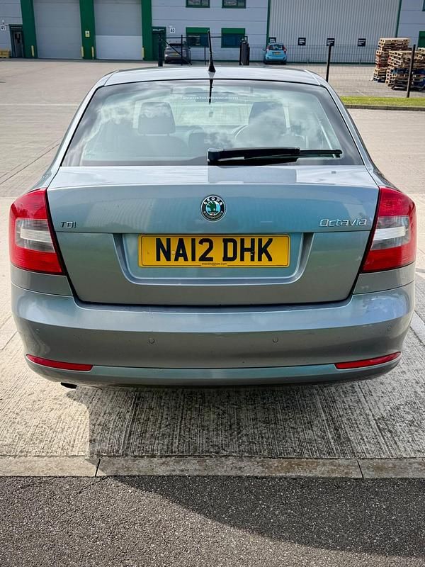 Begagnad Skoda Octavia Elegance 2012 Grå Halvkombi