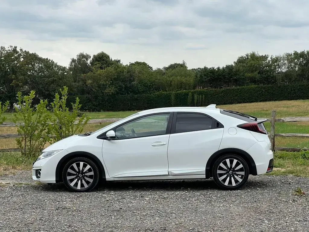 Used Honda Civic SE Plus 142 HP (104 kW) 2017 White Hatchback