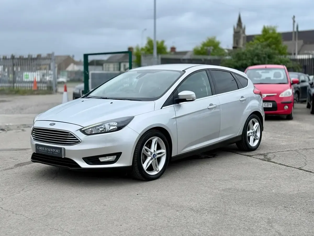 Usado Ford Focus Zetec 125 HP (91 kW) 2016 Prateado Citadino