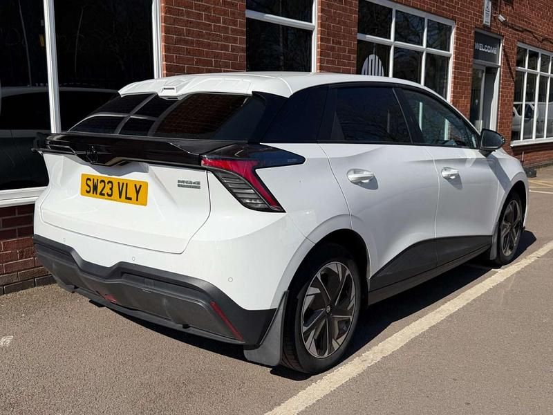 Begagnad MG MG4 EV SE 319 kW (435 HK) 2023 Vit Halvkombi