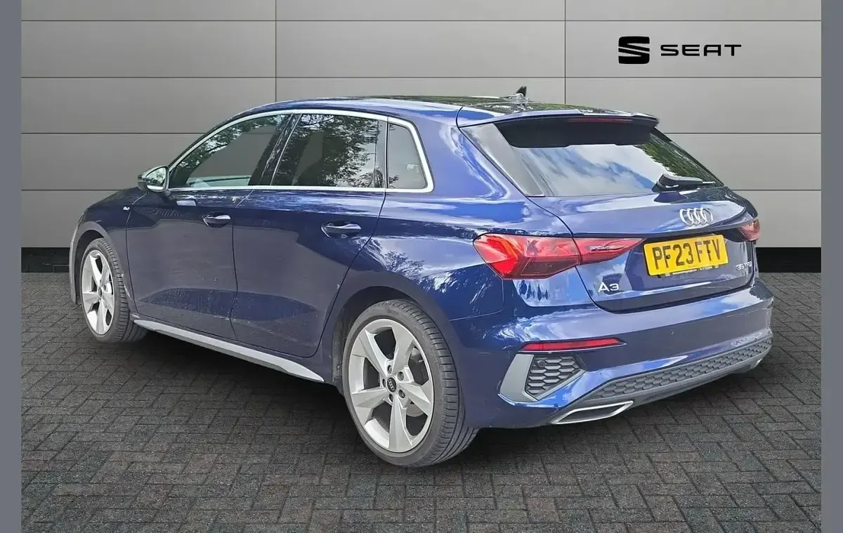 Używany Audi A3 S-Line 147 KM (108 kW) 2023 Niebieski Sedan/Limuzyna