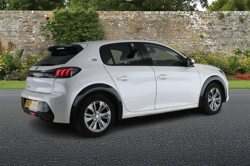 Used Peugeot e-208 Allure 100 kW (136 HP) 2020 White Hatchback