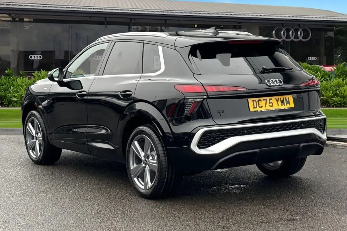 Second-hand Audi Q3 S-Line 150 CP (110 kW) 2026 Negru SUV