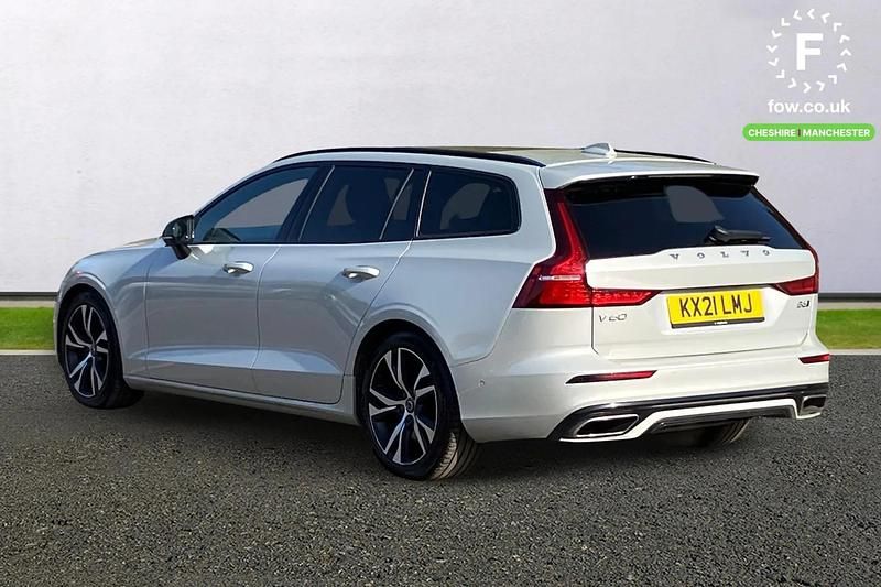 Usado Volvo V60 R-Design 2021 Dourado Carrinha