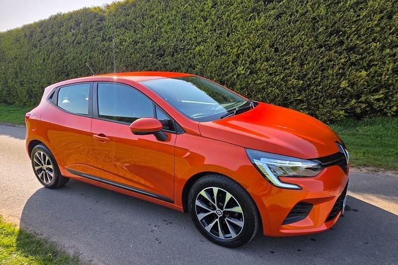 Used Renault Clio V Iconic 90 HP (66 kW) 2022 Orange Hatchback