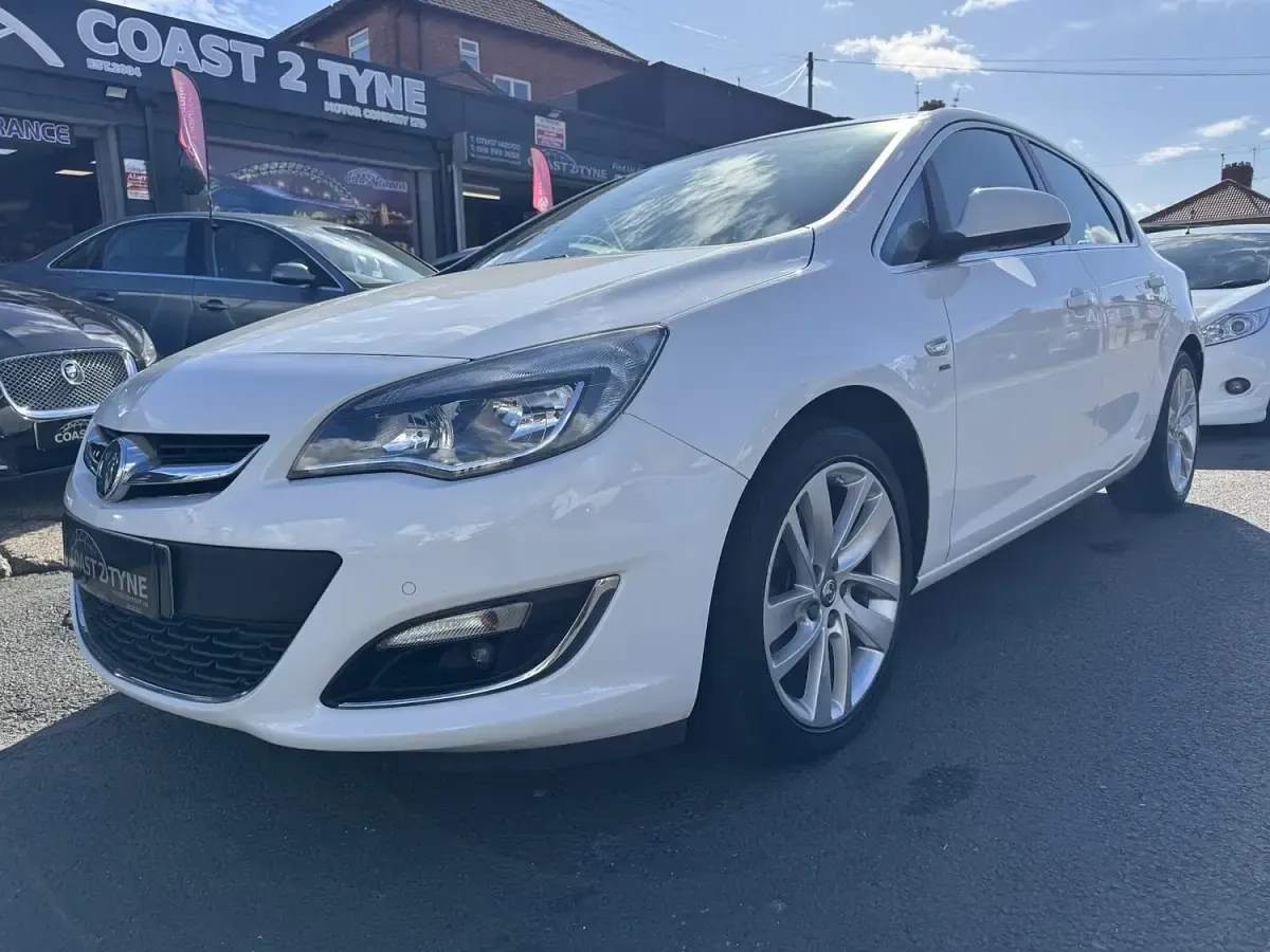 Używany Vauxhall Astra SRi 136 KM (100 kW) 2014 Biały Hatchback